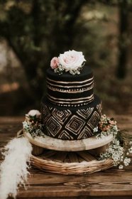 Fotogalerie: Úžasné dorty, které budou dominovat letošní svatební sezóně. Zlaté perly, černá i sochařské umění. Nechte se