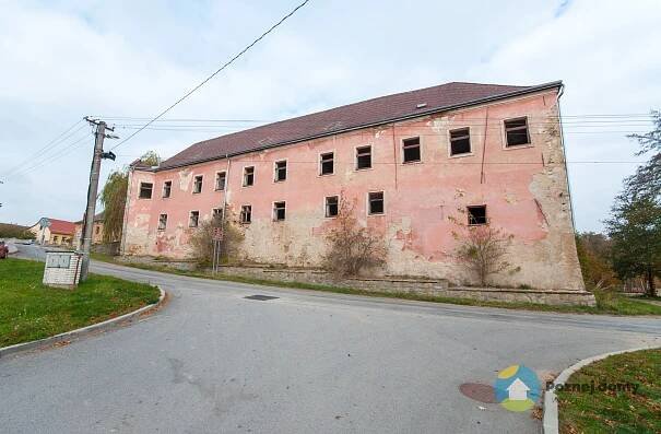 Správce se tu propadl stropem. Chátrající zámek měl namále, je z něj domov seniorů