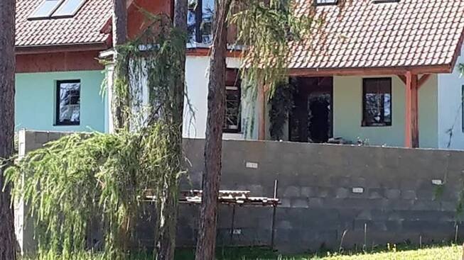 Muž na Berounsku šel navštívit své známé, našel je mrtvé!