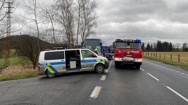 Na Plzeňsku se srazilo auto s autobusem plným turistů. Řidič vozu zemřel