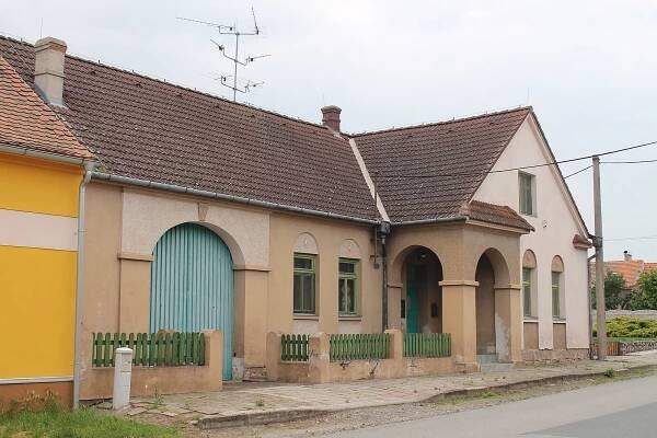 Soubor:Olbramovice, Želovice, náves (2020-06-17; 02).jpg