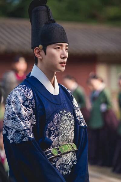 Junho z 2PM, jako jeden nejpopulárnějších vládců dynastie Joseon, podlehne očím dvorní dámy - Asianstyle
