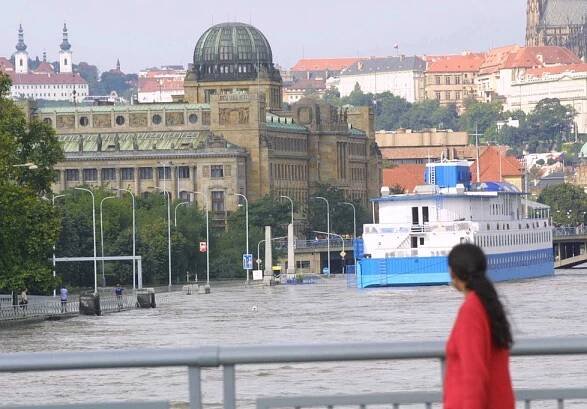 15 let od povodně v Praze. 50 tisíc lidí opustilo domovy: V ulicích ryby, bahno a zmar