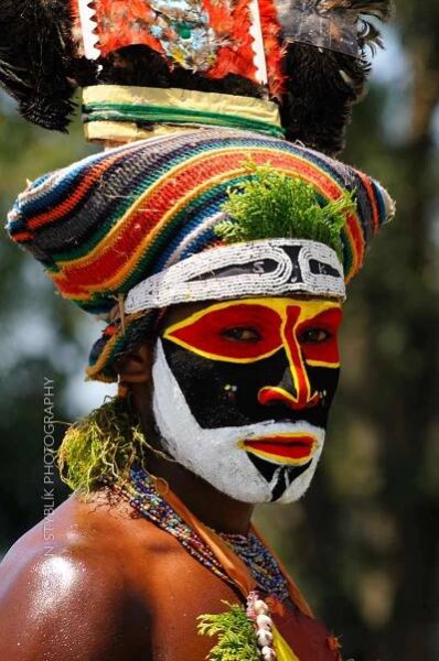 Zdobené tváře etnických obyvatel Centrálního novoguinejského pohoří, Papua Nová Guinea
