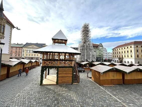 Vánoční trhy v Olomouci 2024 míří k otevření. S novou atrakcí i hrníčky