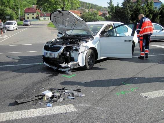 Senior nedal přednost a sestřelil BMW do příkopu