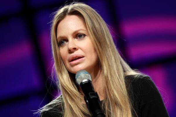 Kristin Bauer van Stratenová