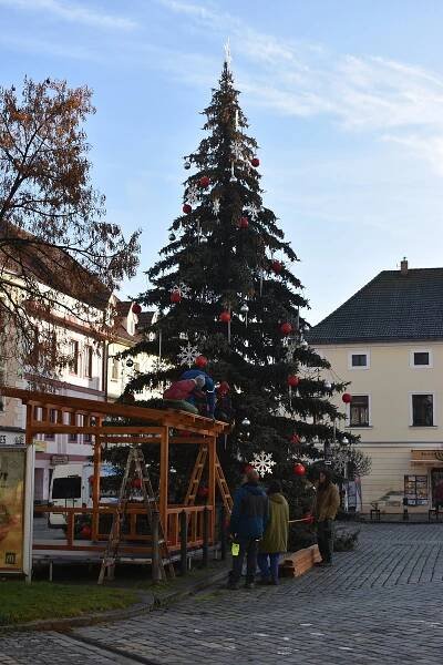 Advent začíná. V Písku v neděli rozsvítí strom a dorazí Andělský rytíř