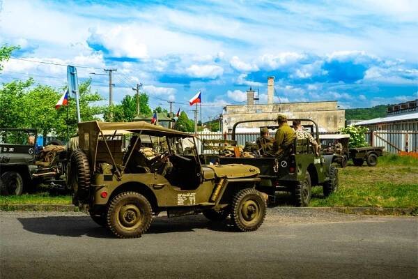 Ukázka vojenské techniky a přehlídka historických vozidel - Oficiální stránky obce Mokré Lazce