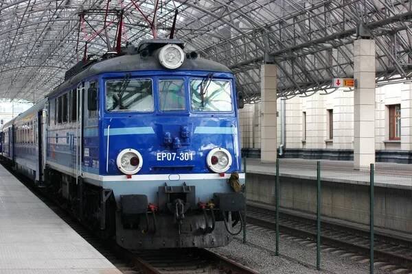 Vlak je na nástupišti čeká na cestující. Odjezd podle plánu. starý model modulu blue. osobní doprava vlaky. Kupé, vyhrazená sedadla, sedadla. — Stock obrázek