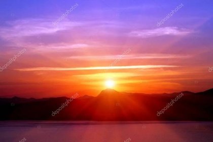 Západ slunce nad horami poblíž moře