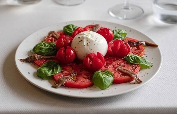 Recept : Burrata s pečenými rajčaty a ančovičkami