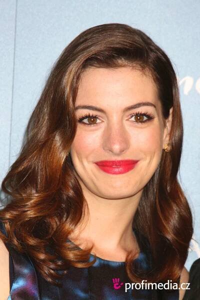 Anne Hathaway - celebrity účes - HappyHair