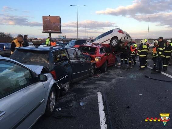 Hasiči ze Strašnic zasahují u hromadné nehody deseti automobilů… | POŽÁRY.cz - ohnisko žhavých zpráv | hasiči aktuálně