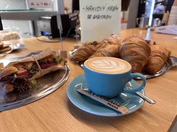 Café v Zahradě – Kavárna v Nuslích, Praha 4 | Káva, Dezerty a Relaxace