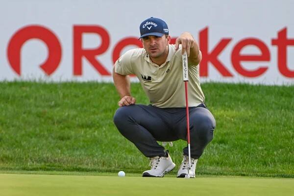 Will Gordon lines up a putt