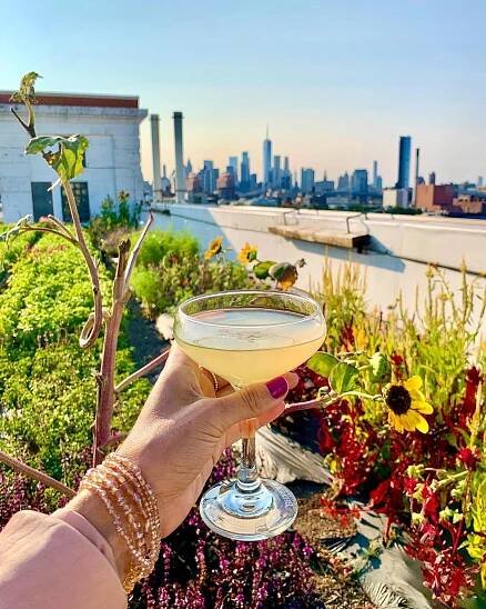 Getting back to nature 🌿🌻🍸
Scenes from a recent visit to the gorgeous rooftop farm @brooklyngrange where I learned to mix up refreshing cocktails with farm fresh produce & all-natural @belvederevodka (I especially loved the Eastern Standard ma