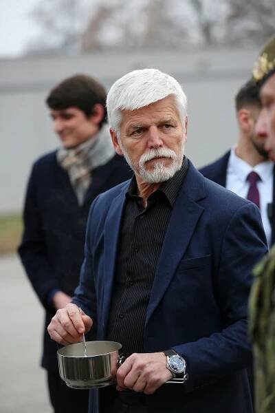 Prezident mezi vojáky: Pavel si ve Vyškově prohlédl zbraně i techniku