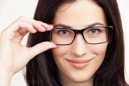 Brýle brýle žena detailní portrét. krásná brunetka