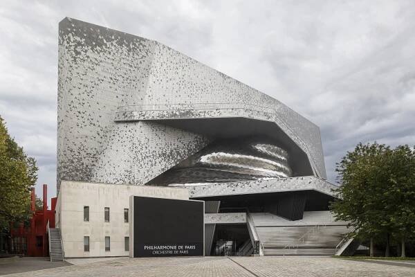 Vue extérieure de la Philharmonie de Paris sous un ciel nuageux, architecture de Jean Nouvel.