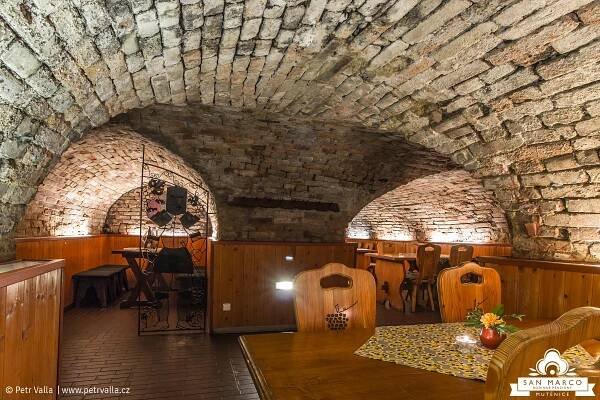 Templářské sklepy a zámek Čejkovice | Penziony San Marco – poznávací výlet po jižní Moravě