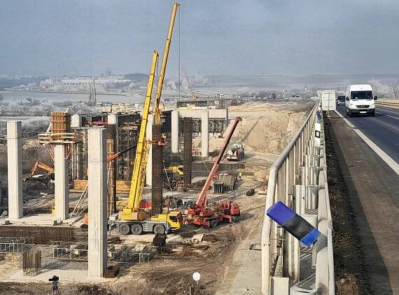 Kousek od Loun vyrůstá velký most. Bude součástí dálnice na Prahu