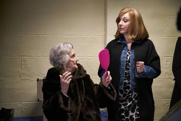 Rosalind Knight, Tracy-Ann Oberman - Páteční večeře - The Funeral - Z filmu