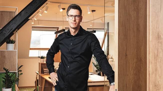 Zápisky z přednášky muže, který vlastní přes sto bytů a chce být vidět. Navštívili jsme jeho workshop