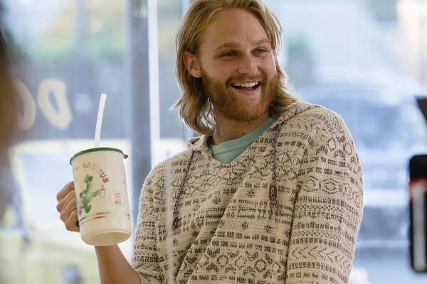 Lodge 49 - As Above, So Below (S01E01) (2018) | Galerie - Z epizody | ČSFD.cz