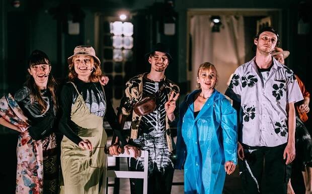 Racci, nebo lidé? Zleva Karolína Růžičková, Lucie Ingrová, Jonáš Sýkora, Šárka Šildová a Daniel Možnar (vzadu Adam Mašura). Foto Terezie Fojtová