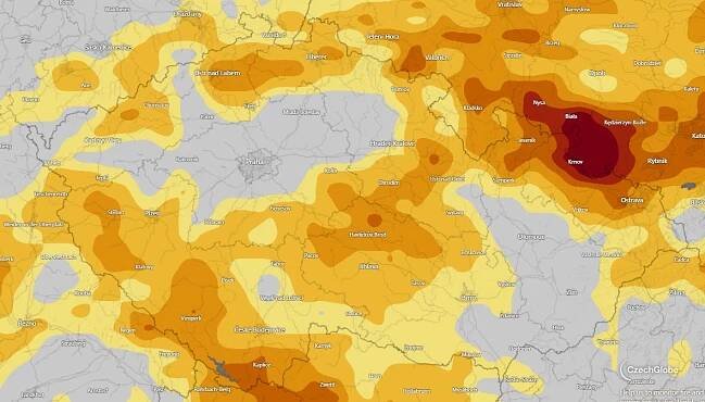 Mapa s aktuálními místy, kde hrozí sucho. Čím tmavší barva, tím větší riziko - Dřevostavitel.cz