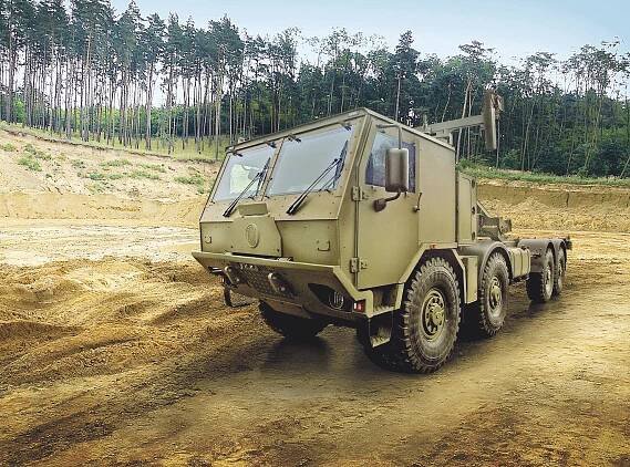 Nosič kontejnerů Tatra Force s hákovým nakladačem a standardní nebo pancéřovou kabinou je vhodný pro logistickou podporu v bojových operacích, ale i při řešení krizových situací na území Česka. Zodolněná kabina chrání posádku za všech okolností. (Foto: Czechoslovak Group)