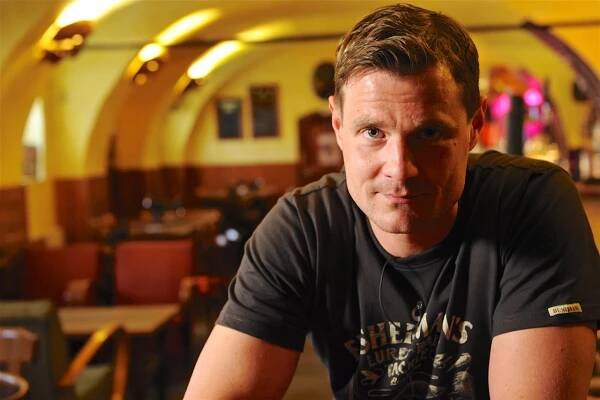 FOTO: Herec Ondřej Veselý odhalil pro Českou televizi svou 13. komnatu. – stránka 7