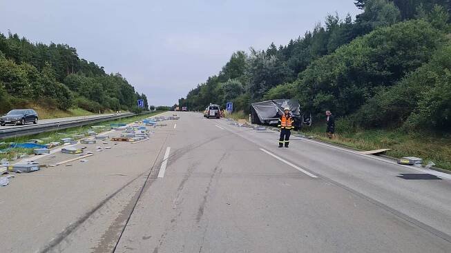 Provoz na D5 ve směru na Prahu komplikuje nehoda, na silnici se vysypal náklad