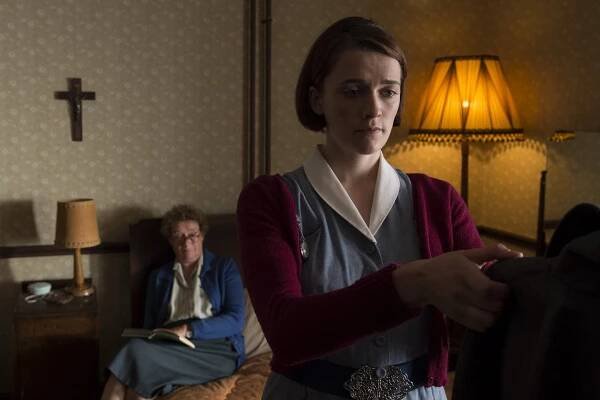 Zavolejte porodní sestřičky - Epizoda 3 - Z filmu - Linda Bassett, Charlotte Ritchie