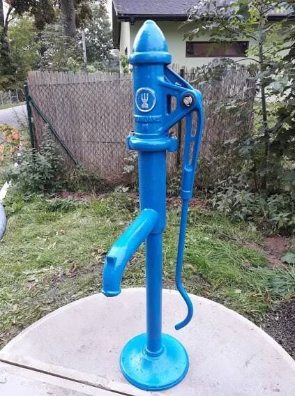 modrá ruční pumpa na zahradě
