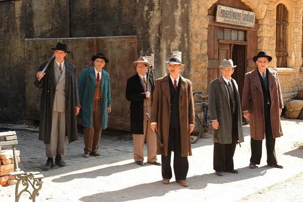Es war einmal in Deutschland... - Z filmu - Hans Löw, Pál Mácsai, Tim Seyfi, Moritz Bleibtreu, Mark Ivanir, Anatole Taubman