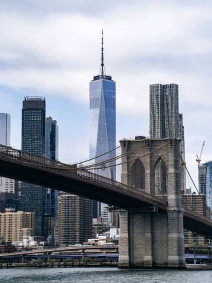 Brooklyn Bridge med One World Trade Center i bakgrunnen, New York Citys skyline