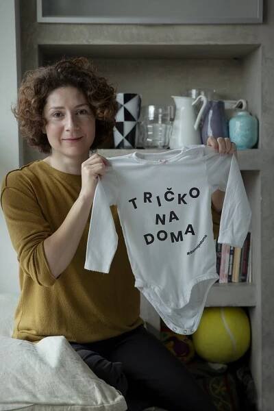 Eliška Podzimková a Michal Škapa navrhli trička a body na podporu pěstounství. #domajedoma - Proti šedi