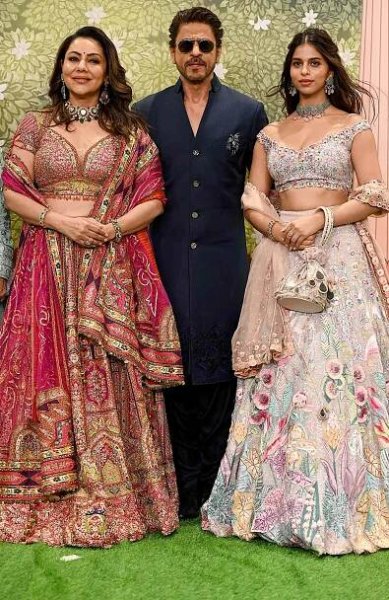 Bollywood actor Shah Rukh Khan (C) with his wife Gauri Khan (L) and daughter Suhana Khan