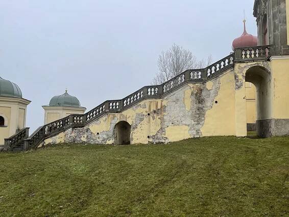 Klášter Dolní Hedeč - schodiště před obnovou