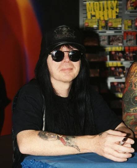 Soubor:Mötley Crüe Mick Mars.jpg – Wikipedie