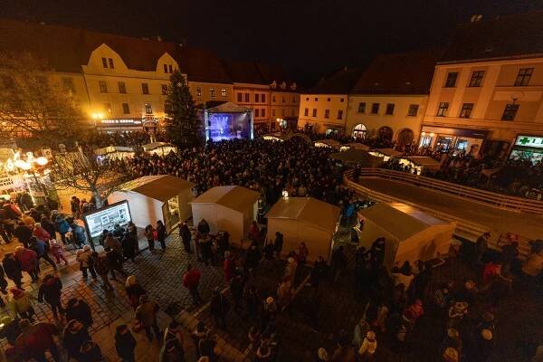 Písek svítí! V neděli se slavnostně rozzářil strom, adventní městečko i kluziště