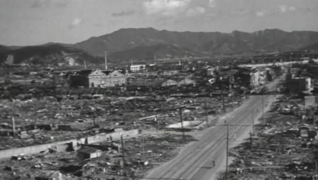 Japonci ukázali dosud nezveřejněné snímky zdevastované Hirošimy a Nagasaki