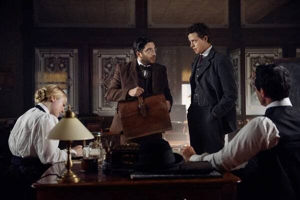 Psychiatr - Memento Mori - Z filmu - Dakota Fanning, Matthew Shear, Douglas Smith