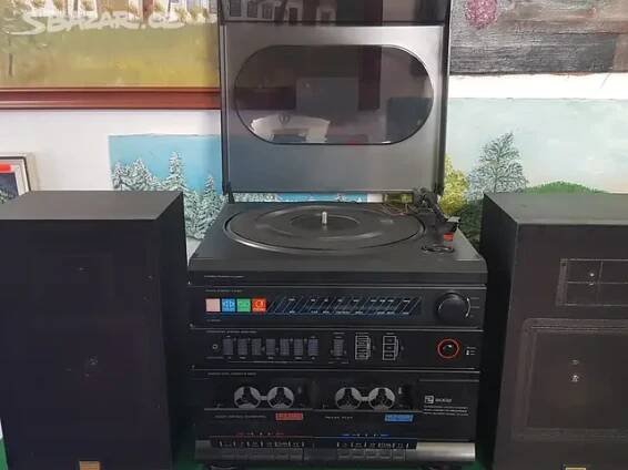 Věž černá s reproduktory gramofon