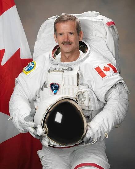 Soubor:Chris Hadfield 2011.jpg – Wikipedie
