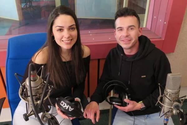 Nikola Votrubová a Kuba Kubín ve studiu Českého rozhlasu Hradec Králové | foto: Milan Baják,  Český rozhlas