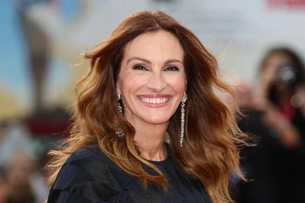 Julia Roberts Debuted Dario Vitale’s First Pieces From Versace