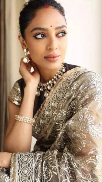 Sobhita Dhulipala Exudes Unmissable Elegance in a Stunning Saree Look